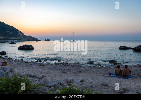 Touristen genießen ihren Sommerurlaub entspannend und Spaß auf diesem schönen Resort. Stockfoto