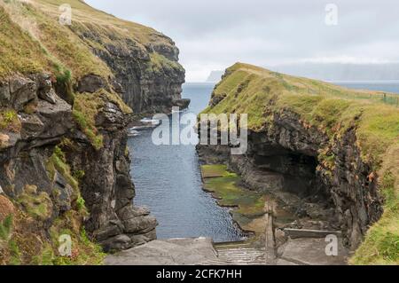 Gjogv verdankt seinen Namen dieser mit Meer gefüllten Schlucht. Stockfoto