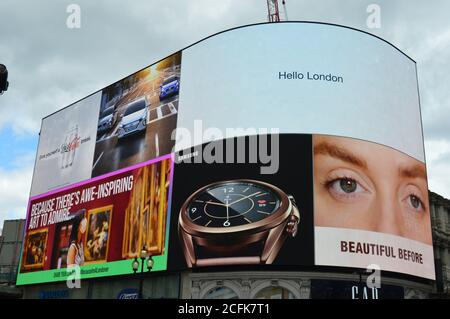 London, Großbritannien. September 2020. Werbekampagnen, die auf den digitalen Werbetafeln am Piccadilly Circus gezeigt werden. Stockfoto