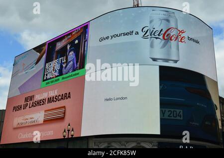 London, Großbritannien. September 2020. Werbekampagnen, die auf den digitalen Werbetafeln am Piccadilly Circus gezeigt werden. Stockfoto