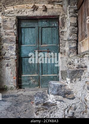 Alte grüne Tür eines alten Steingebäudes Stockfoto