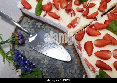 Appetitlich hausgemachter Beerenkake auf einer Platte, Blick von oben Stockfoto