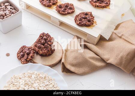 Stillleben Schuss Haferflocken und Bananenkekse mit Schokolade Chips Stockfoto