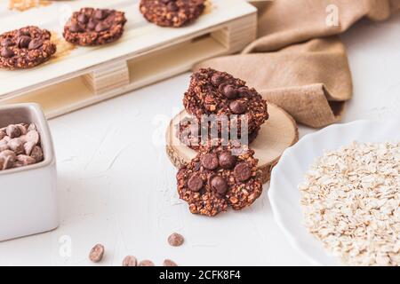 Top Schuss von einem Haufen Haferflocken und Bananen-Schokolade Cookies. Studioaufnahme Stockfoto