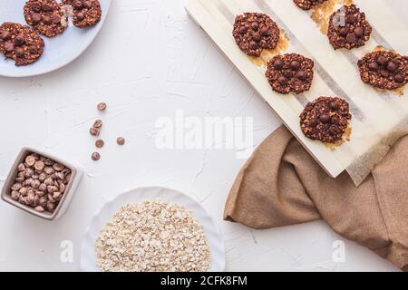 Ein Schuss frisch gebackener Haferflocken und Bananengebäck mit Schokoladenchips mit etwas Platz zum Kopieren. Stockfoto