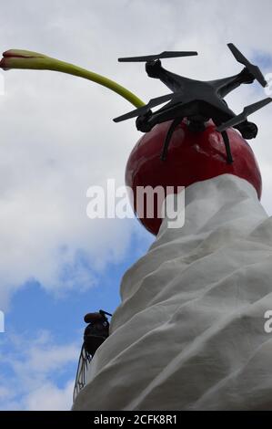 London, Großbritannien. September 2020. Die ENDSKULPTUR auf dem vierten Sockel im Londoner Trafalgar Square von der Künstlerin Heather Phillipson und wird bis 2022 erhalten bleiben Stockfoto