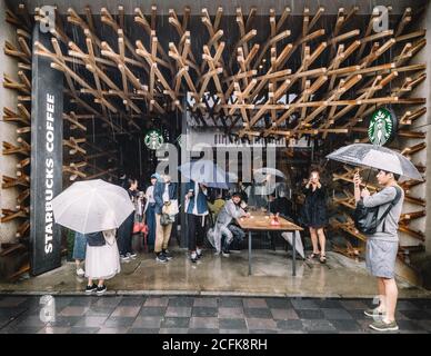 Dazaifu, Fukuoka, Japan - Starbucks Dazaifu Tenmangu, einer der schönsten Zweige. Der einzigartige Concept Store mit traditionellen Holzarbeiten. Stockfoto