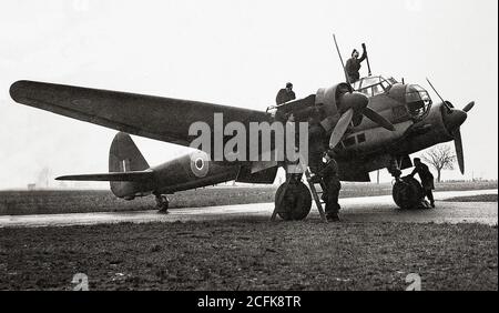 Ein Junkers Ju 88 Deutsches zweimotorige Mehrzweckkampfflugzeug der Luftwaffe, das von Mitgliedern des Fluges RAF Nr. 1426 (Feindflugzeug), genannt "die Rafwaffe", untersucht wird. Der Flug der Royal Air Force wurde während des Zweiten Weltkriegs gebildet, um eroberte feindliche Flugzeuge zu bewerten und ihre Eigenschaften anderen alliierten Einheiten zu demonstrieren. Stockfoto