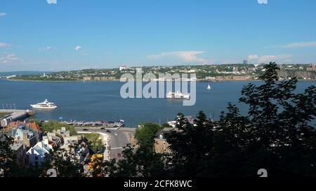 Breite Aufnahme.Panorama der Skyline von Quebec City über dem Fluss mit blauem Himmel. Professionelle Aufnahme in 4K-Auflösung. 02. Sie können es z.B. in Ihrem kommerziellen Video verwenden, Stockfoto