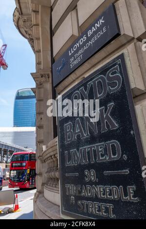 Eine Filiale der Lloyds Bank, die sich in der Threadneedle Street, der City of London, befindet, mit einem alten Namensschild am Eingang. Stockfoto