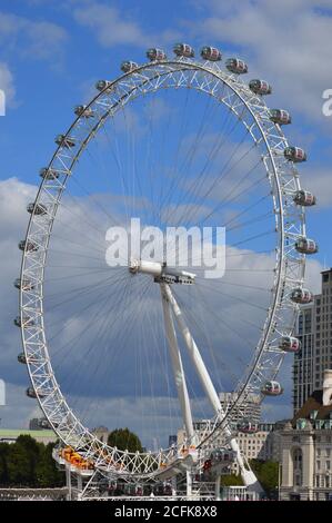 London, Großbritannien. September 2020. Blick auf London Eye von der Westminster Bridge.