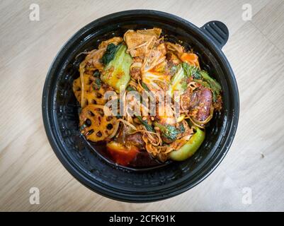 MA la xiang Pan oder Ma la xiang guo, ein chinesisches Essen, das Fleisch und Gemüse enthält. Würziger, betäubender Topf mit Rührbesen. Geschmack von leichter Salzigkeit oder würzig. Stockfoto