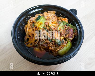 MA la xiang Pan oder Ma la xiang guo, ein chinesisches Essen, das Fleisch und Gemüse enthält. Würziger, betäubender Topf mit Rührbesen. Geschmack von leichter Salzigkeit oder würzig. Stockfoto