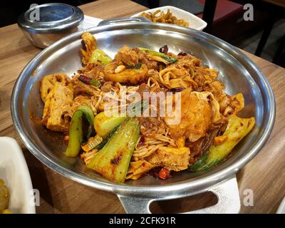 MA la xiang Pfanne oder Ma la xiang guo, chinesisches Gericht mit Fleisch und Gemüse. Würziger, betäubender Topf mit Rührbesen. Geschmack von leichter Salzigkeit oder würzig. Stockfoto