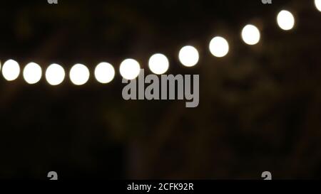 Vintage Lichter am Abend. Hintergrund. Professionelle Aufnahme in 4K-Auflösung. 028. Sie können es z.B. in Ihrem kommerziellen Video, Medizin, Geschäft, p verwenden Stockfoto