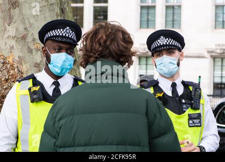 London, Großbritannien. September 2020. Polizeibeamte mit Gesichtsmasken umgeben Mitglieder der Bewegung Extinction Rebell, die den Klimawandel aktiv mitmachen Stockfoto