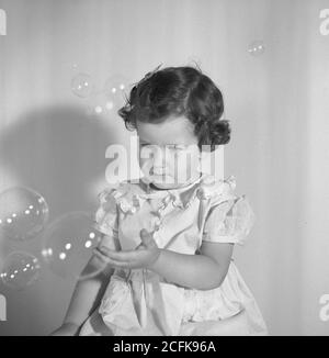 Jahrgang 1950 Foto, professionell gestellt, drei Jahre alten Mädchen in Rüschenkleid, USA Stockfoto