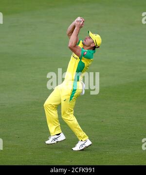 Der Australier Marcus Stoinis holt den Engländerin Dawid Malan beim Bowling von Ashton Agar beim zweiten Vitality IT20-Spiel im Ageas Bowl in Southampton heraus. Stockfoto