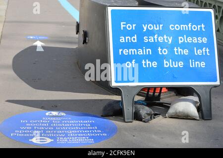 London, Großbritannien. September 2020. Streetspace (TFL) Programm, informiert die Öffentlichkeit, um eine soziale Distanz mit den speziellen Regelungen eingeführt zu halten. Stockfoto