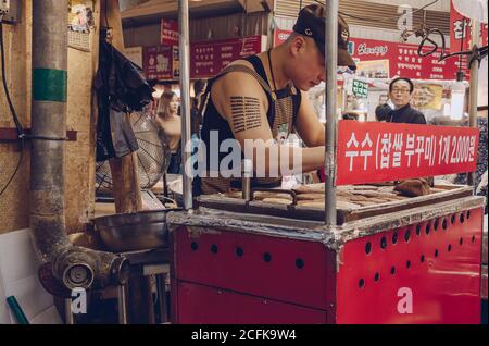 Seoul, Südkorea – 09. Mai 2017 : Anbieter von kleinen Stall Herstellung und Verkauf von heißen Pfannkuchen auf dem koreanischen Markt Stockfoto