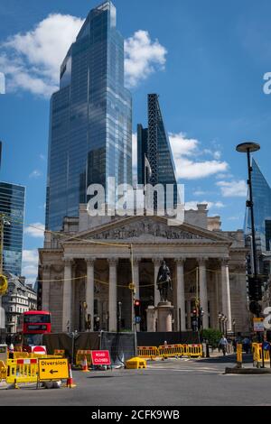 Die Royal Exchange in der City of London. Zuvor von der Versicherungsgruppe Lloyds of London besetzt und ist derzeit eine gehobene Einkaufspassage. Stockfoto