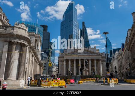 Die Royal Exchange in der City of London. Zuvor von der Versicherungsgruppe Lloyds of London besetzt und ist derzeit eine gehobene Einkaufspassage. Stockfoto