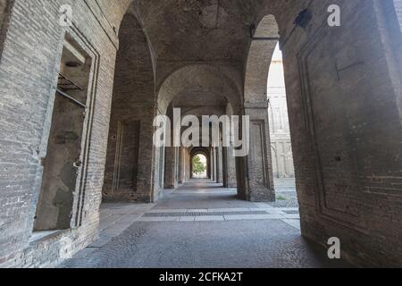 Parma, Italien - 4. November 2020: Außenansicht der Arkaden des Palazzo della Pilotta in Parma sind antike Säulen in einem symmetrischen CO sichtbar Stockfoto