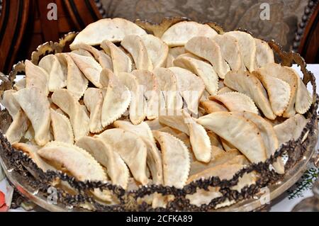 Marokkanische Kekse werden mit Tee serviert. Marokkanische Kekse werden auf der Hochzeit und Eid al-Fitr angeboten Stockfoto
