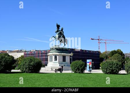 Wien, Österreich. Reiterstatue von Erzherzog Karl auf dem Heldenplatz in Wien. Im Hintergrund das alternative parlamentsviertel. Stockfoto