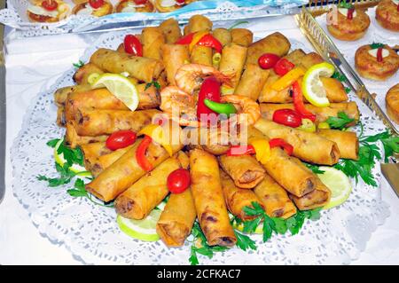 Marokkanische Vorspeisen. Salziger Pfannkuchen. . Hühnerpastilla. Briwat Stockfoto