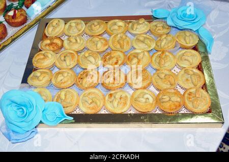 Marokkanische Kekse werden mit Tee serviert. Marokkanische Kekse werden auf der Hochzeit und Eid al-Fitr angeboten. Cookies marokko Stockfoto
