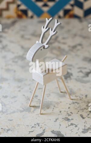 Nahaufnahme von handgefertigten Miniatur-Hirsch Figur in weiß gemalt Farbe für Weihnachtsdekor Stockfoto