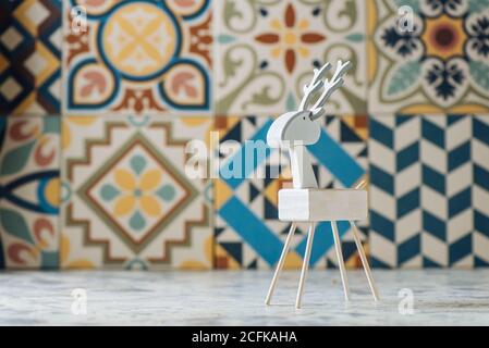 Nahaufnahme von handgefertigten Miniatur-Hirsch Figur in weiß gemalt Farbe für Weihnachtsdekor Stockfoto
