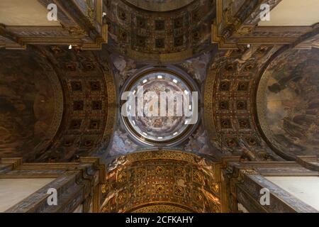 Parma, Italien - 4. November 2020: Innenansicht der Wallfahrtskirche Santa Maria della Steccata in Parma ist die geschmückte Kuppel sichtbar. Stockfoto