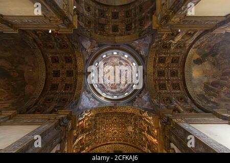 Parma, Italien - 4. November 2020: Innenansicht der Wallfahrtskirche Santa Maria della Steccata in Parma ist die geschmückte Kuppel sichtbar. Stockfoto