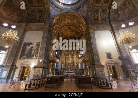 Parma, Italien - 4. November 2020: Innenansicht der Wallfahrtskirche Santa Maria della Steccata in Parma ist die geschmückte Kuppel sichtbar. Stockfoto