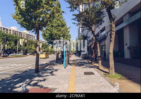 Seoul, Südkorea – 16. September 2019 : Typische Bushaltestelle in Südkorea an sonnigen Tagen Stockfoto