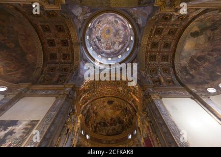 Parma, Italien - 4. November 2020: Innenansicht der Wallfahrtskirche Santa Maria della Steccata in Parma ist die geschmückte Kuppel sichtbar. Stockfoto