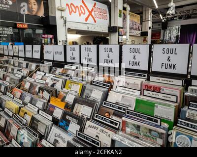 Ein großes Geschäft am Brick Lane Market, spezialisiert auf den Verkauf von alten Schallplatten und veralteten Aufnahmen. Stockfoto