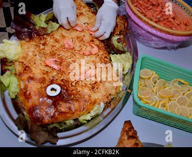 Bastilla / Pastilla - Garnelen Bastilla, Kuchen gefüllt mit Garnelen und süßen und salzigen Gewürzen - Marokko. Stockfoto