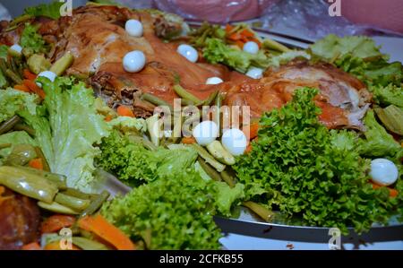 Gegrilltes Lamm garniert mit Salat. Arabische Hochzeitsspezialitäten Stockfoto