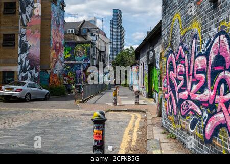 Shoreditch im East End von London rund um Brick Lane haben sich zu einer Touristenattraktion mit seiner urbanen Kultur und zahlreichen Street Art. Stockfoto