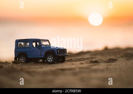 Izmir, Türkei - 22. August 2020: Nahaufnahme eines Land Rover SUV-Fahrzeugs auf Sand und bei Sonnenuntergang. Stockfoto