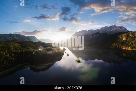 Luftpanorama des Eibsee Bergsees mit kleinen Inseln In der Morgensonne Stockfoto