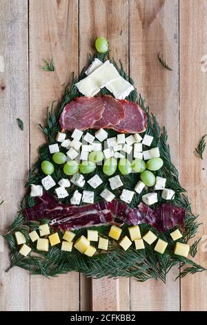 Draufsicht Zusammensetzung mit verschiedenen Vorspeisen in Form von gemacht Weihnachtsbaum auf Holzhintergrund Stockfoto
