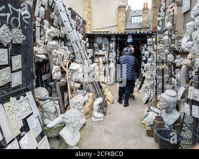 Ein Interessantes Geschäft neben dem Columbia Road Blumenmarkt, das stoned und verputzt genannt wird und Gips und Steinornamente verkauft. Stockfoto