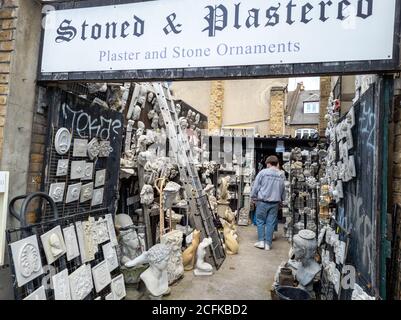 Ein Interessantes Geschäft neben dem Columbia Road Blumenmarkt, das stoned und verputzt genannt wird und Gips und Steinornamente verkauft. Stockfoto