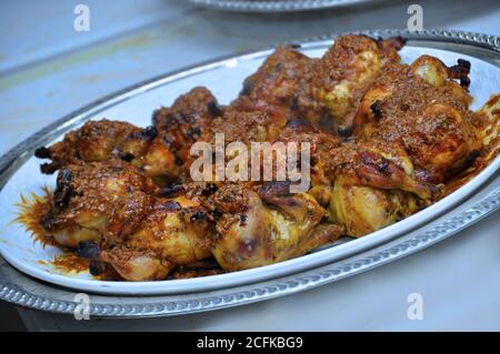 Marokkanisches rötliches Huhn ist eines der berühmtesten Lebensmittel in Marokko. Präsentiert bei Hochzeiten. Dajaj mohamar Stockfoto