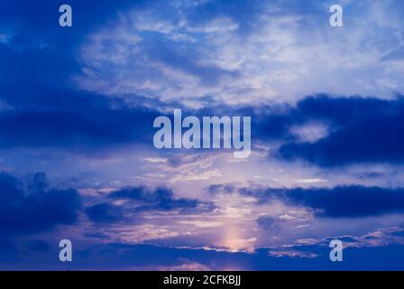 Nacht blauer Himmel und Mondlicht Hintergrund. Der magische Mond scheint am Nachthimmel durch dunkelblaue Wolken. Stockfoto