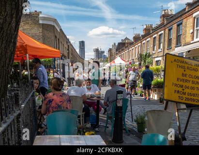 Besucher und Touristen genießen einen Tag auf dem Columbia Road Flower Market. Stockfoto